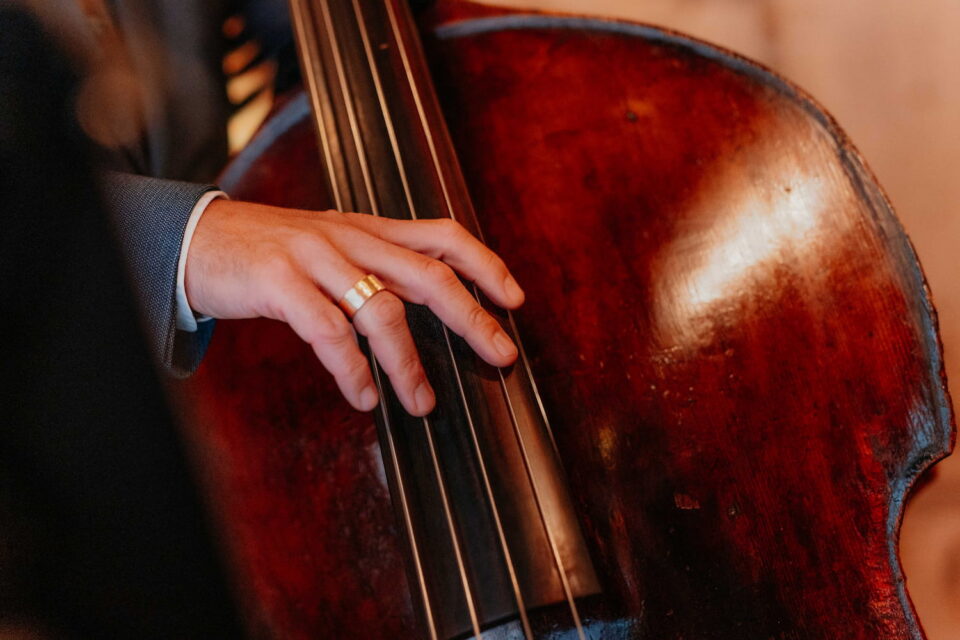 Kontrabassist bei stilvoller Livemusik einer Hochzeitsband in Dortmund
